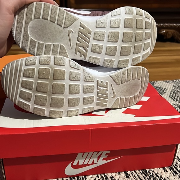 Nike - Picture 2 of 6